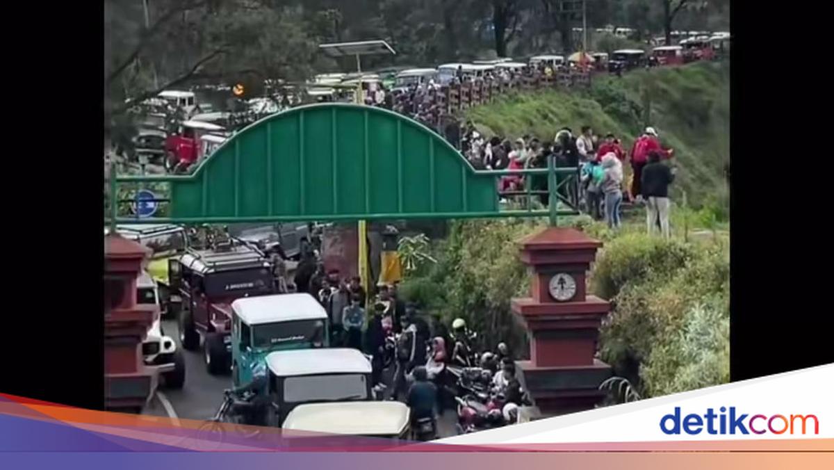 Diserbu Wisatawan, Jip di Gunung Bromo Mengular Saat Libur Lebaran