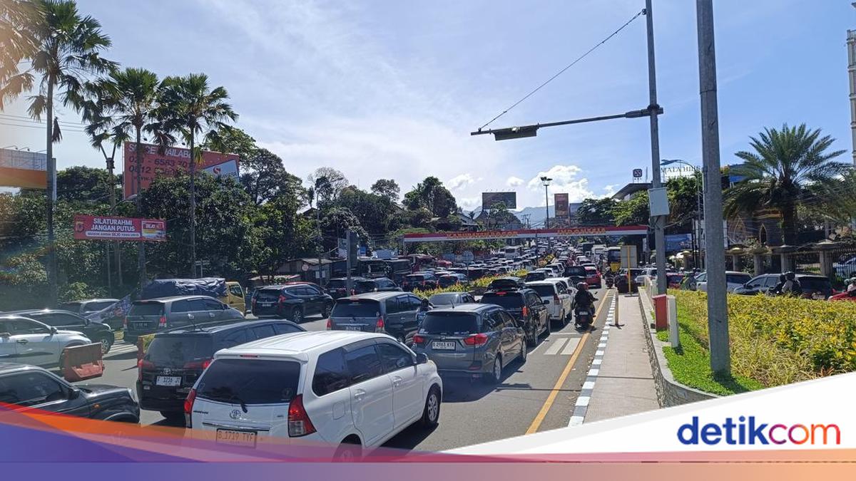 7.000 Kendaraan Serbu Puncak, Polisi Berlakukan One Way Lebih Awal