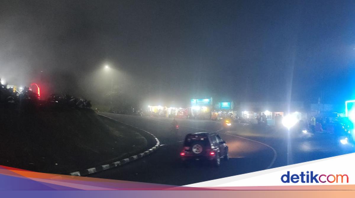 Kabut Selimuti Jalur Puncak di Arus Balik Lebaran, Pengendara Diminta Waspada