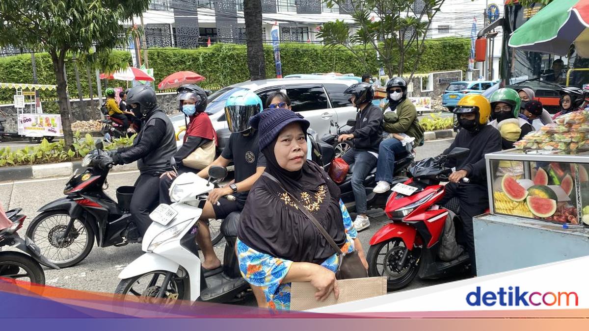 Penjual Tikar di Ragunan: Pembeli Menurun Lebaran Ini