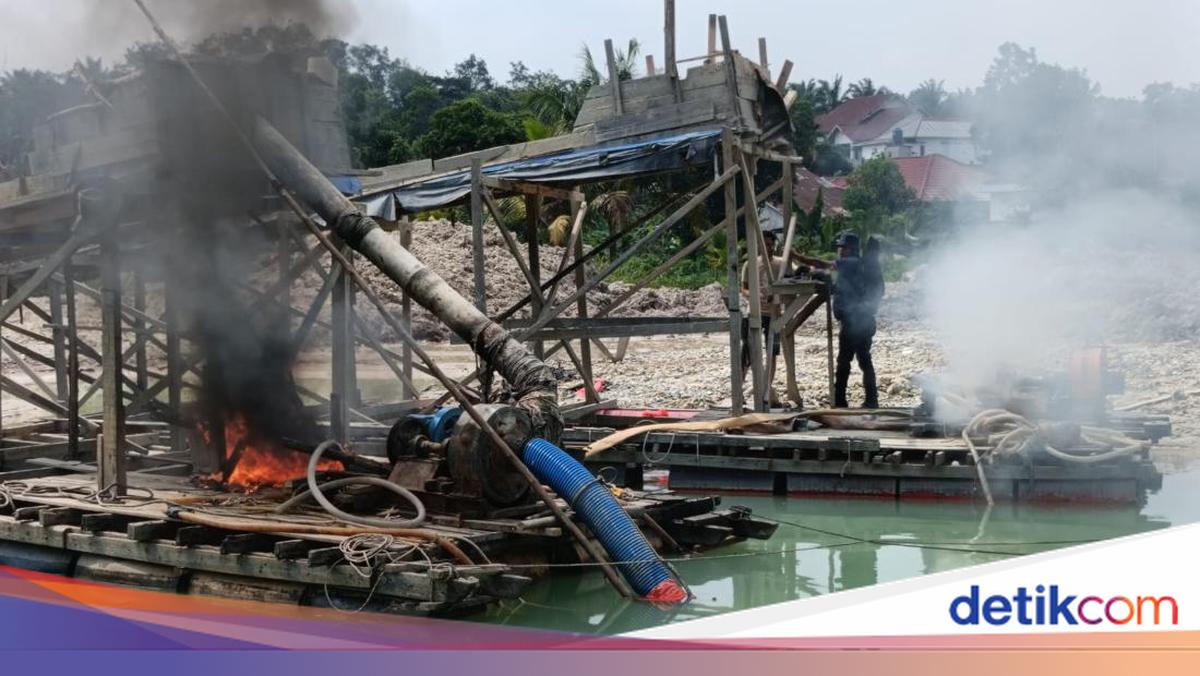 Tindak Tegas Tambang Ilegal, Polisi Bakar 3 Rakit PETI di Kuansing