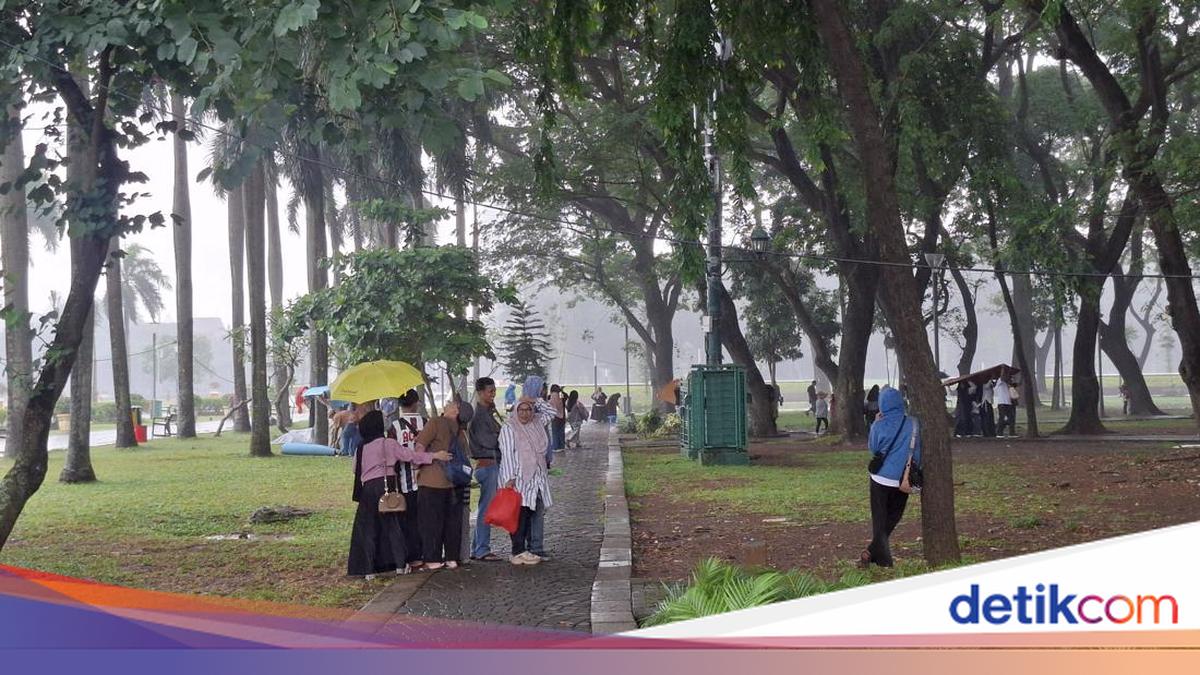 Gerimis Tak Halangi Warga Bekasi-Pekalongan Liburan ke Monas