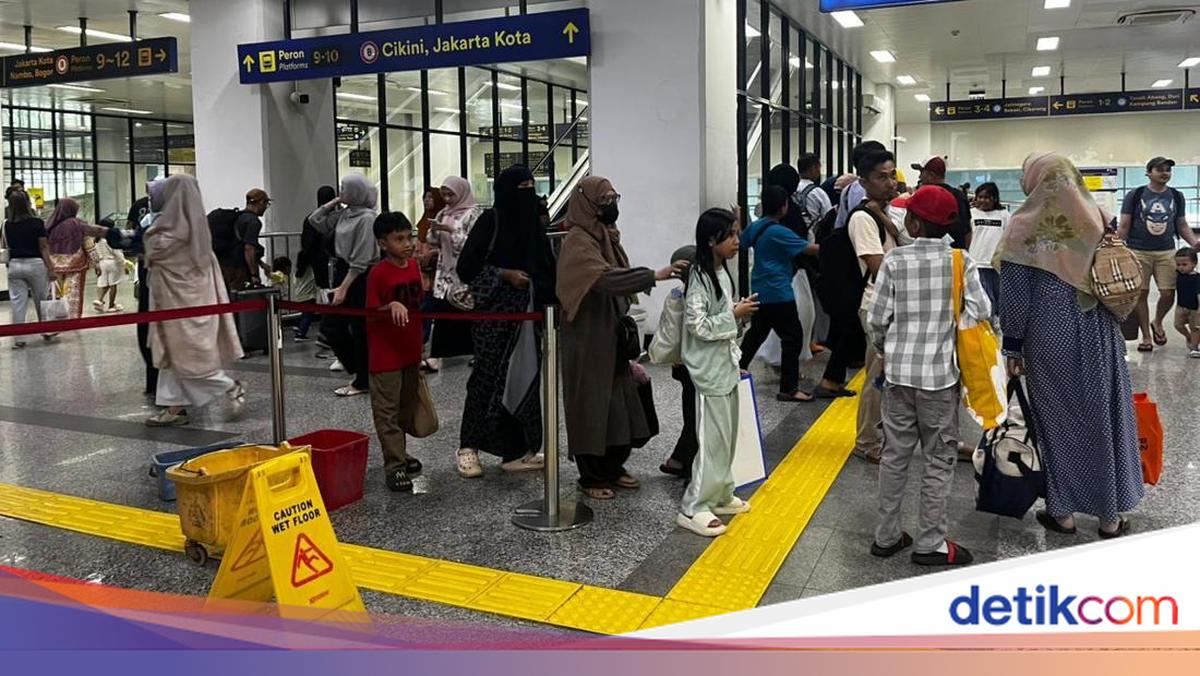 Stasiun Manggarai Kembali Ramai Penumpang, Ada yang Wisata hingga Pulang Mudik