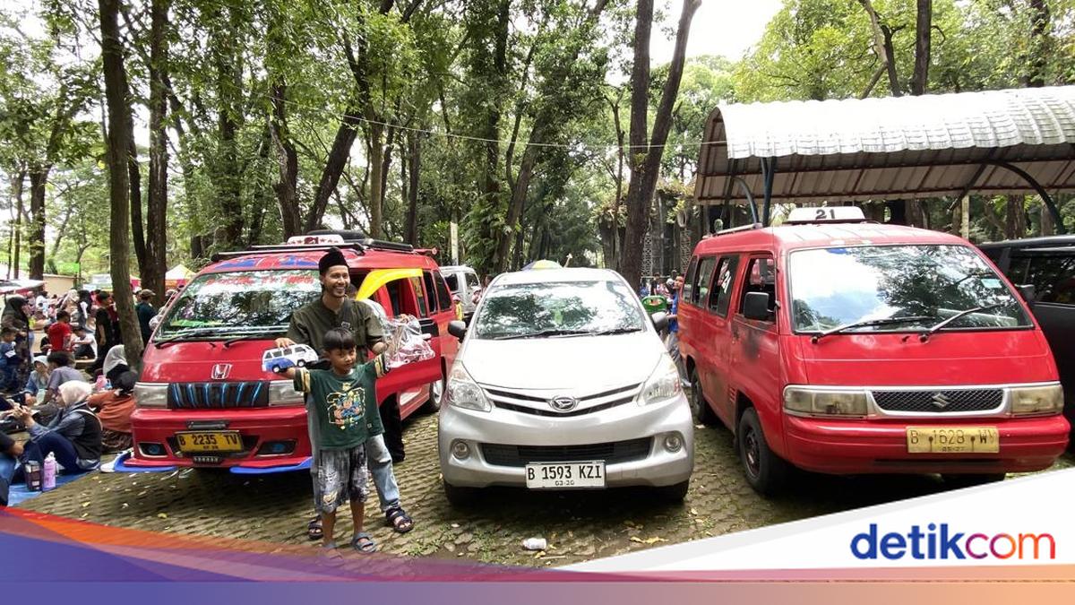 Warga Cakung Ini Sewa 2 Angkot ke Ragunan, Angkut 22 Anggota Keluarga