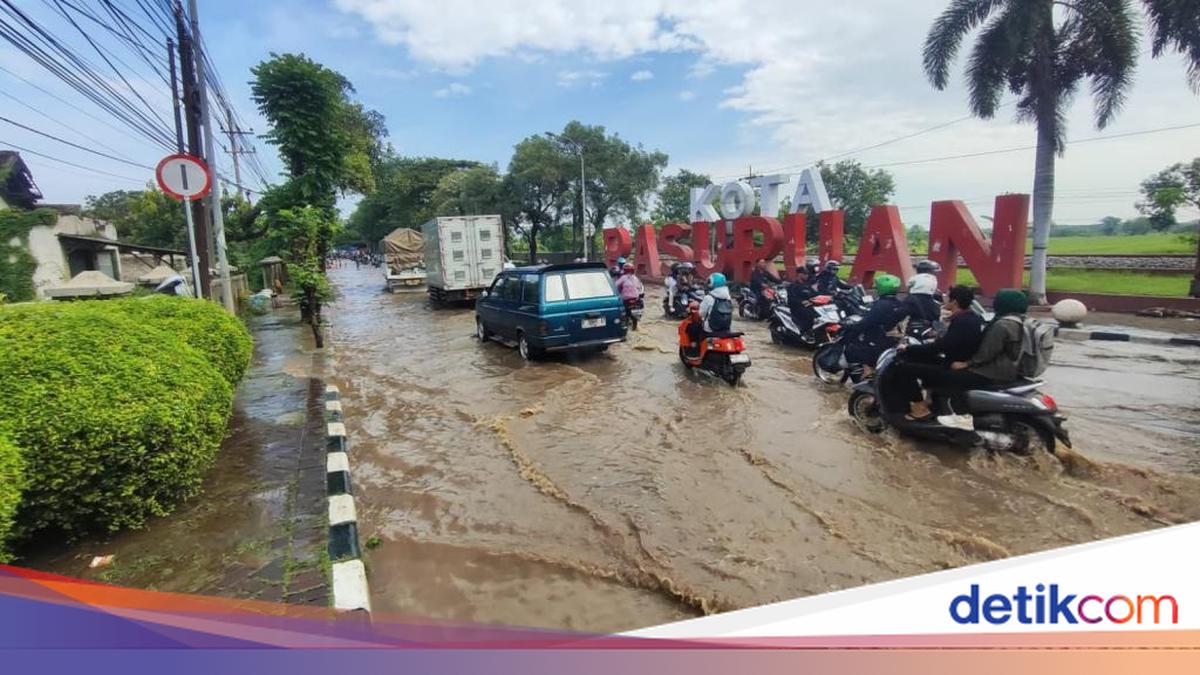 Dua titik banjir di jalur pantura Pasuruan sudah surut, namun titik lain masih terendam banjir. Titik banjir baru terdapat di perbatasan kota dan kabupaten sebelah timur. Genangan air 20-40 cm menghambat arus lalu lintas.

via @detikjatim_