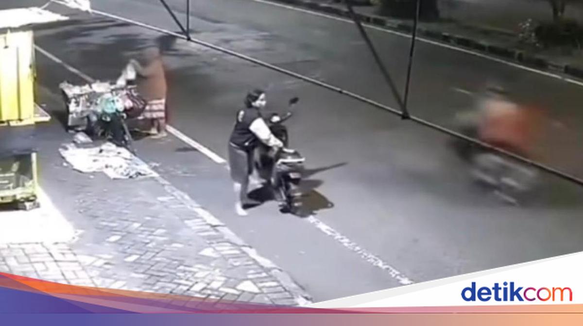 Kecelakaan maut terjadi di Sidoarjo, melibatkan mobil Xenia yang menabrak sepeda listrik dan sepeda angin hingga menewaskan dua orang. Setelah diamankan, pengemudi diketahui merupakan sopir angkutan ilegal.

Via @detikjatim_