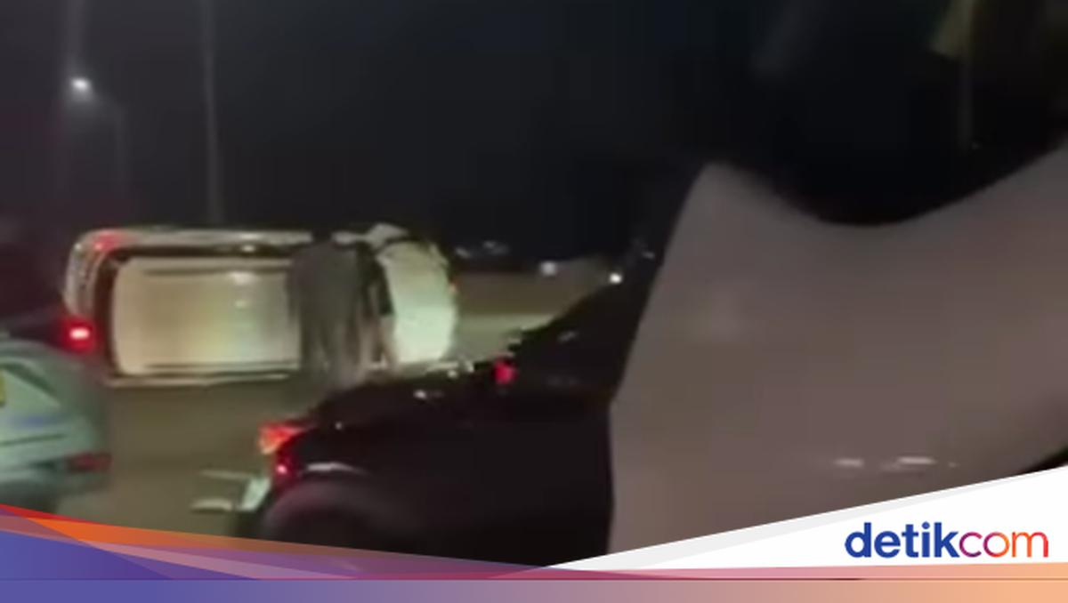 Pengemudi Fortuner Ugal-ugalan di Tol Andara, Tabrak Agya Hingga Terguling