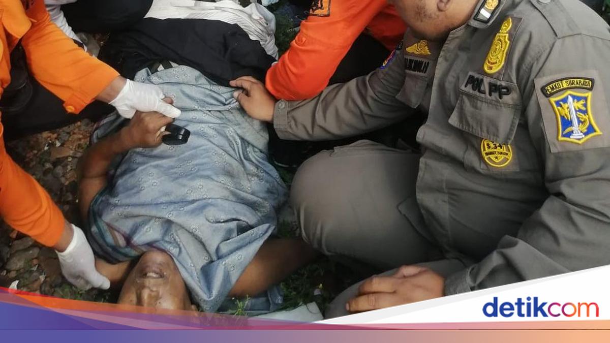 Nasib mujur menaungi Roepijono (67) setelah ditabrak kereta api (KA) di Jalan Dupak Timur 4, Surabaya. Padahal pria lansia Dupak Magersari Bubutan itu sempat terseret puluhan meter.

Via @detikjatim_