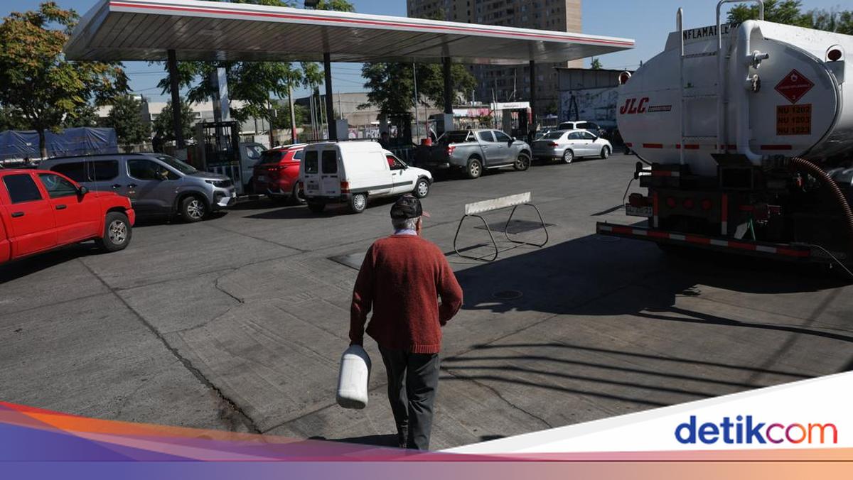 Potret Warga Serbu SPBU Jelang Kenaikan Harga BBM