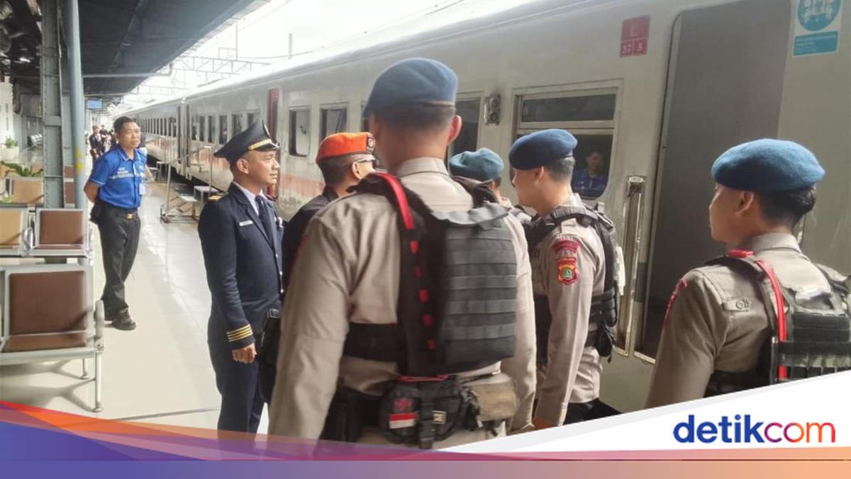 Brimob Polda Metro Patroli di Stasiun Pasar Senen, Pastikan Penumpang Aman