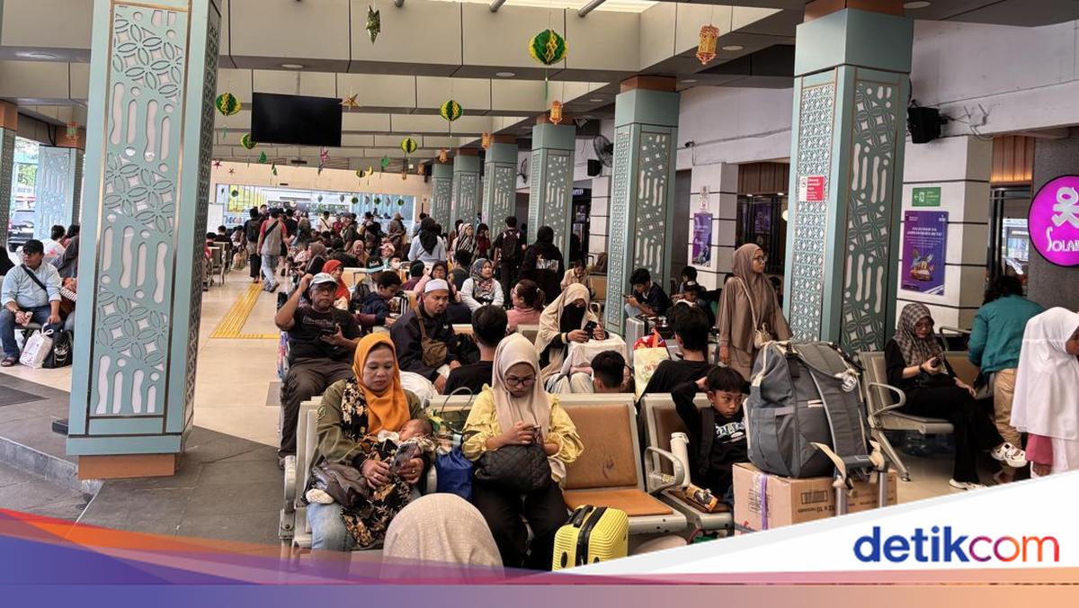 Arus Balik di Stasiun Senen, Pemudik Bawa Camilan Daerah Berkardus-kardus