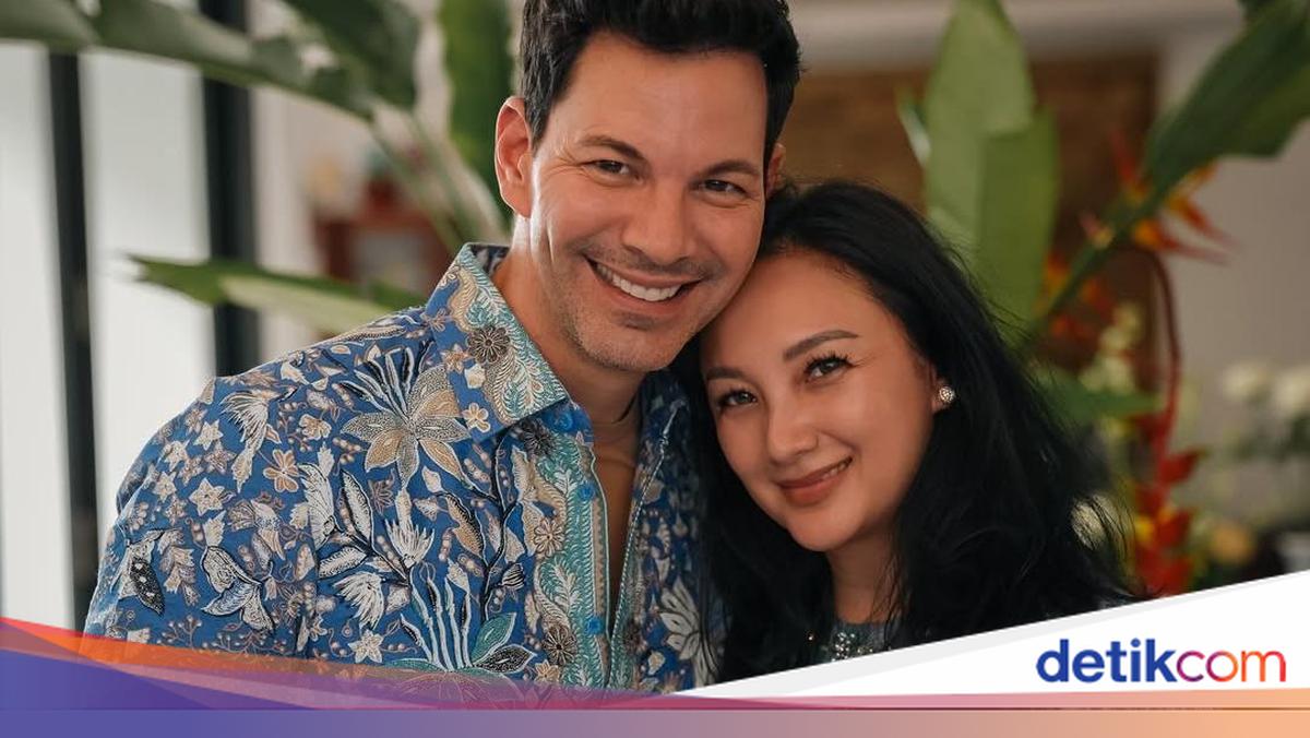 Gaya Lebaran Tata Cahyani dengan Bobby Tonelli