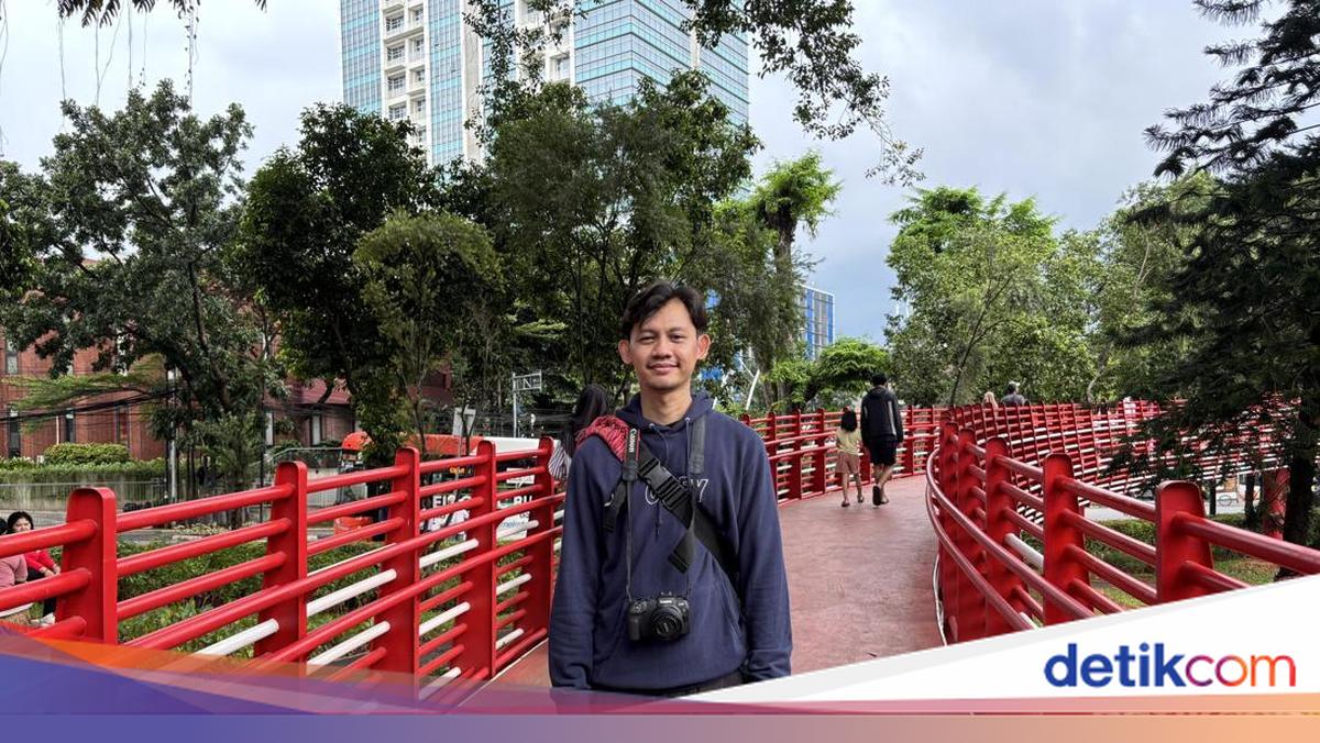Jembatan Merah Putih Jadi Spot Foto Pengunjung di Taman Bendera Pusaka