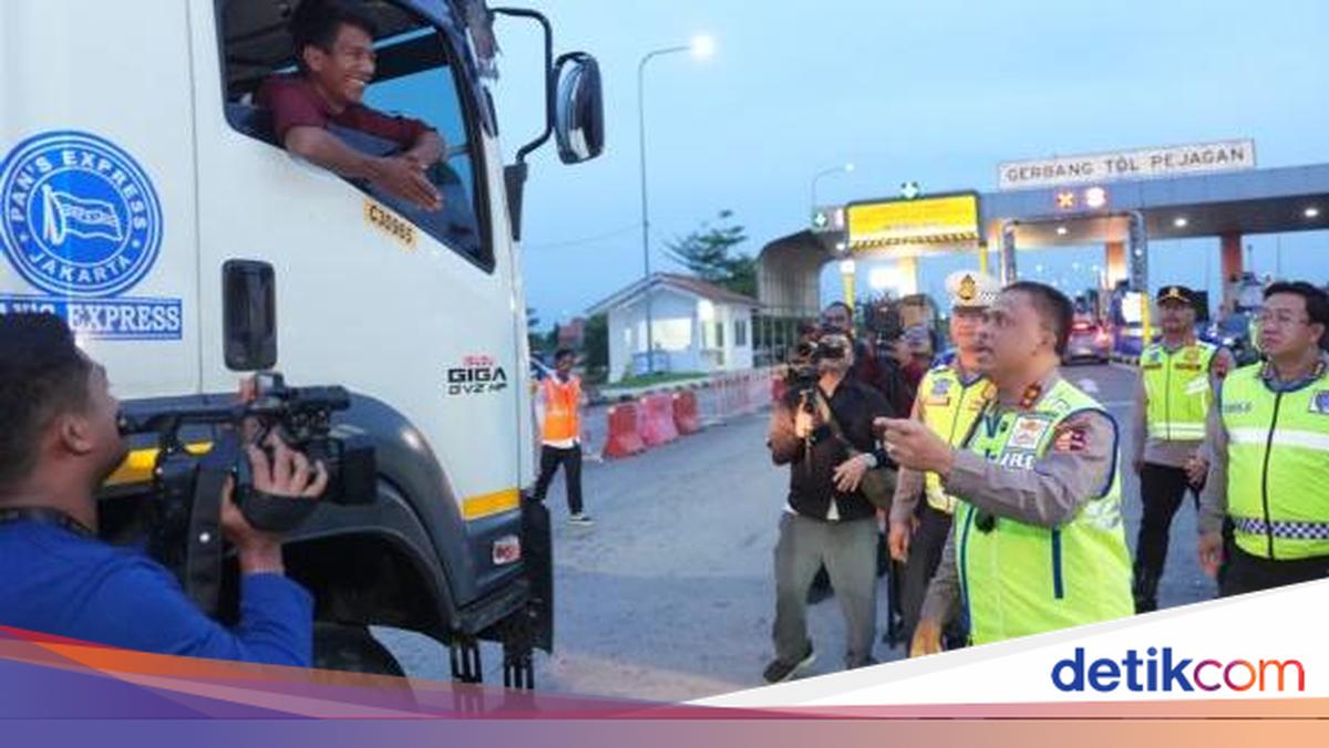 Momen Kakorlantas Patroli di Tol Trans Jawa Demi Urai Kepadatan Arus Balik