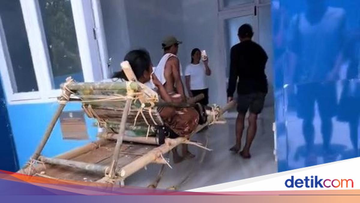 Jalan Rusak, Warga di Sulbar Jalan Kaki 8 Jam Tandu Wanita Sakit Saat Lebaran