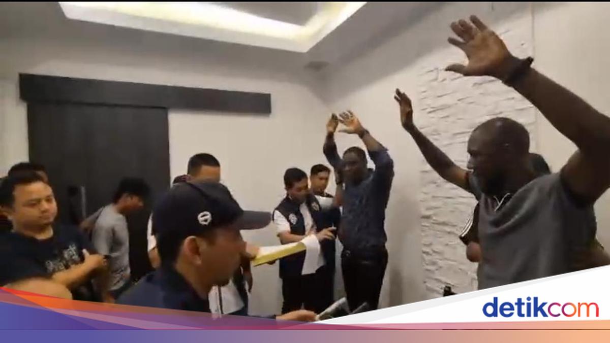 Momen WN Liberia Penipu Black Dollar Ditangkap Saat Makan di Resto Jakbar