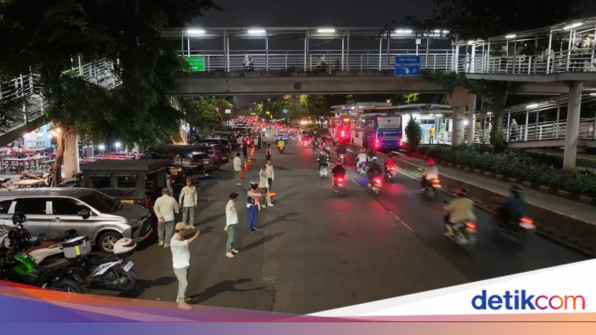 Parkir Liar dan PKL Kembali Picu Macet di Cawang, Petugas Ultimatum Jukir