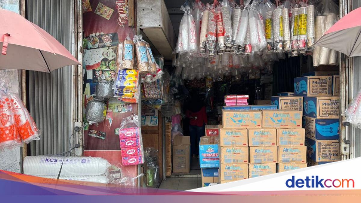 Pedagang di Bekasi Pusing Harga Plastik Melonjak gara-gara Perang