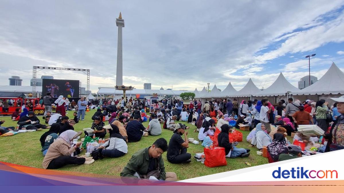 Warga Antusias Serbu Makanan Gratis di Bazar Monas: Sekalian Piknik