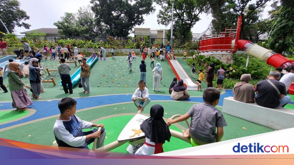 Taman Bendera Pusaka Ramai Dikunjungi, Warga Piknik hingga Main Padel