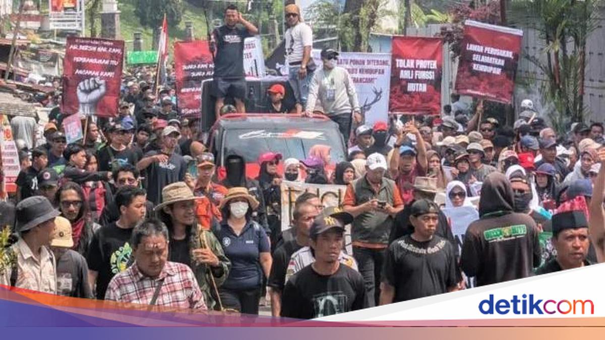 Ribuan orang yang tergabung dalam Gerakan Masyarakat Peduli Hutan menggelar demo besar-besaran di Prigen, Kabupaten Pasuruan. Dalam aksinya, mereka menolak alih fungsi hutan setempat menjadi real estate.

Via @detikjatim_