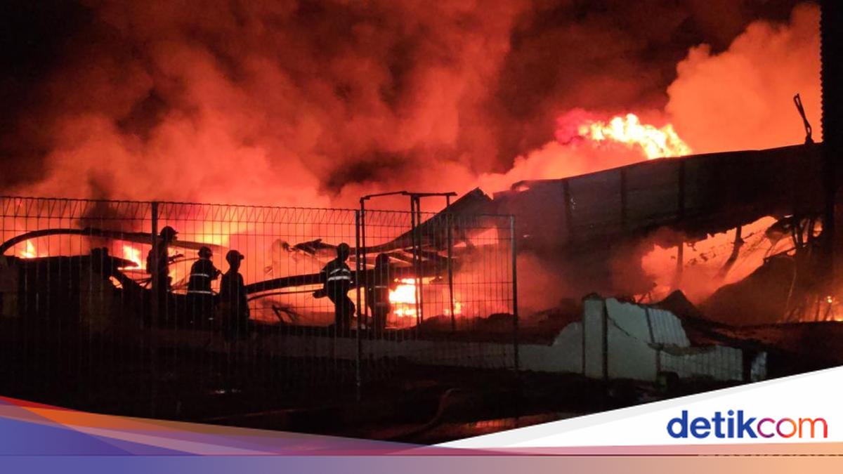 4 Jam, Api di Pabrik Plastik Wanaherang Bogor Masih Membara
