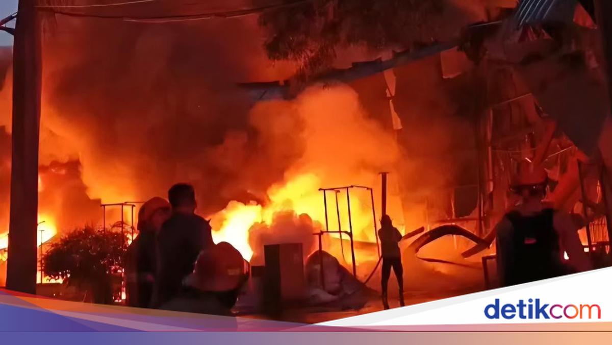 Horor Kebakaran Pabrik Terpal hingga Berjam-jam di Bogor