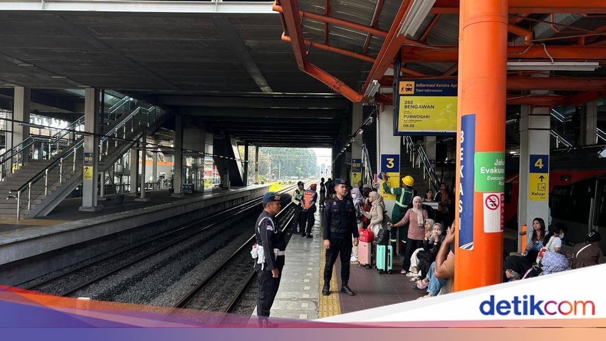 Brimob Polda Metro Lakukan Pengamanan Arus Balik Lebaran di Stasiun Bekasi
