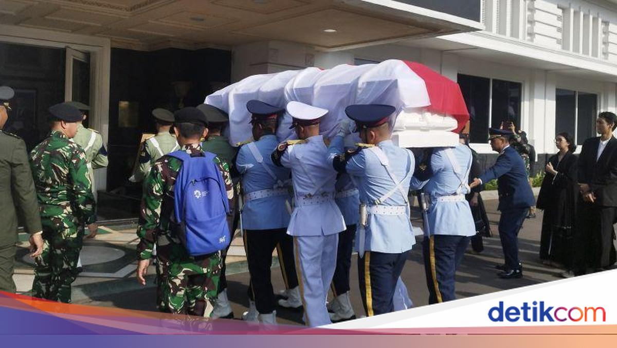 Jenazah Mantan Menhan Juwono Sudarsono Disemayamkan di Gedung Kemhan