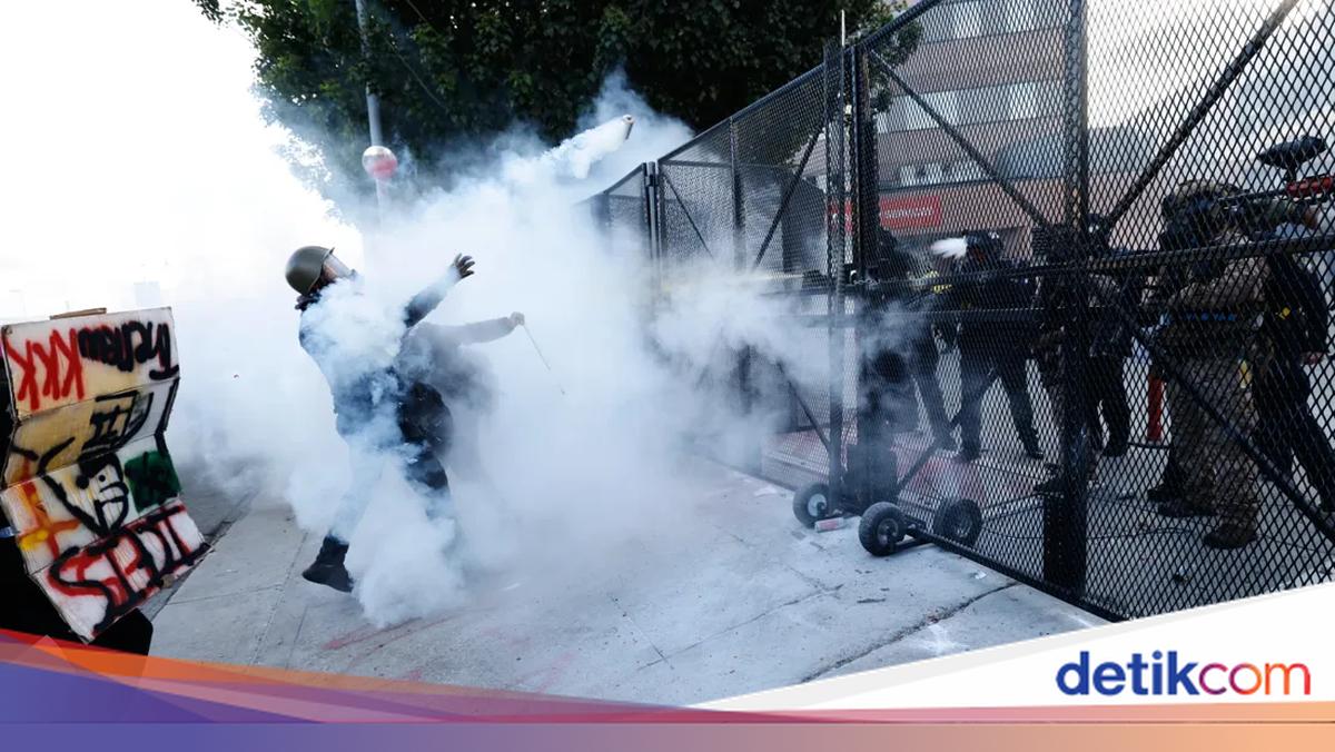 Demo 'No Kings' Anti Trump di Los Angeles Ricuh, Polisi Lepaskan Gas Air Mata