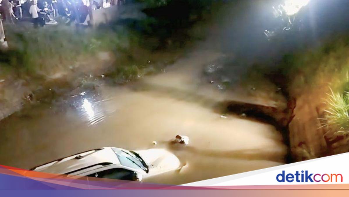 Fortuner Bawa 5 Pemudik Nyemplung ke Saluran Irigasi di OKU Timur Sumsel
