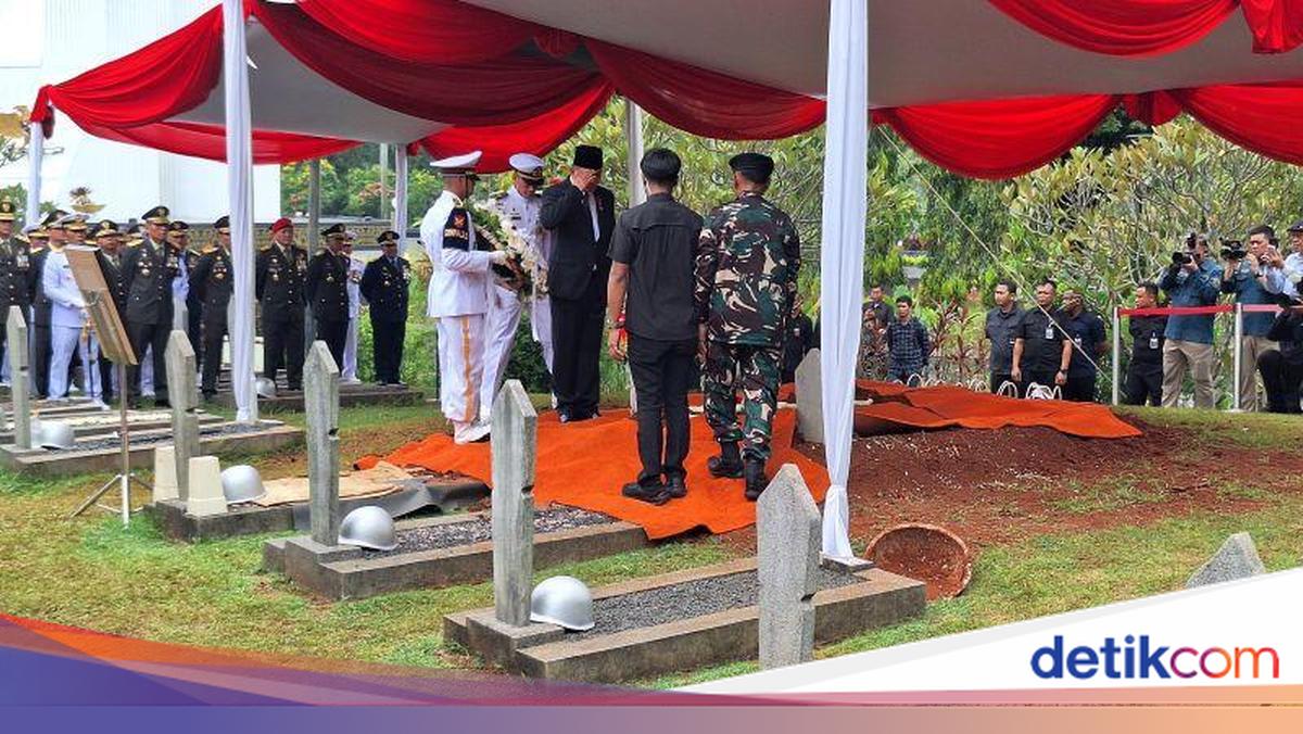 Menhan Sjafrie Pimpin Upacara Pemakaman Juwono Sudarsono di TMP Kalibata