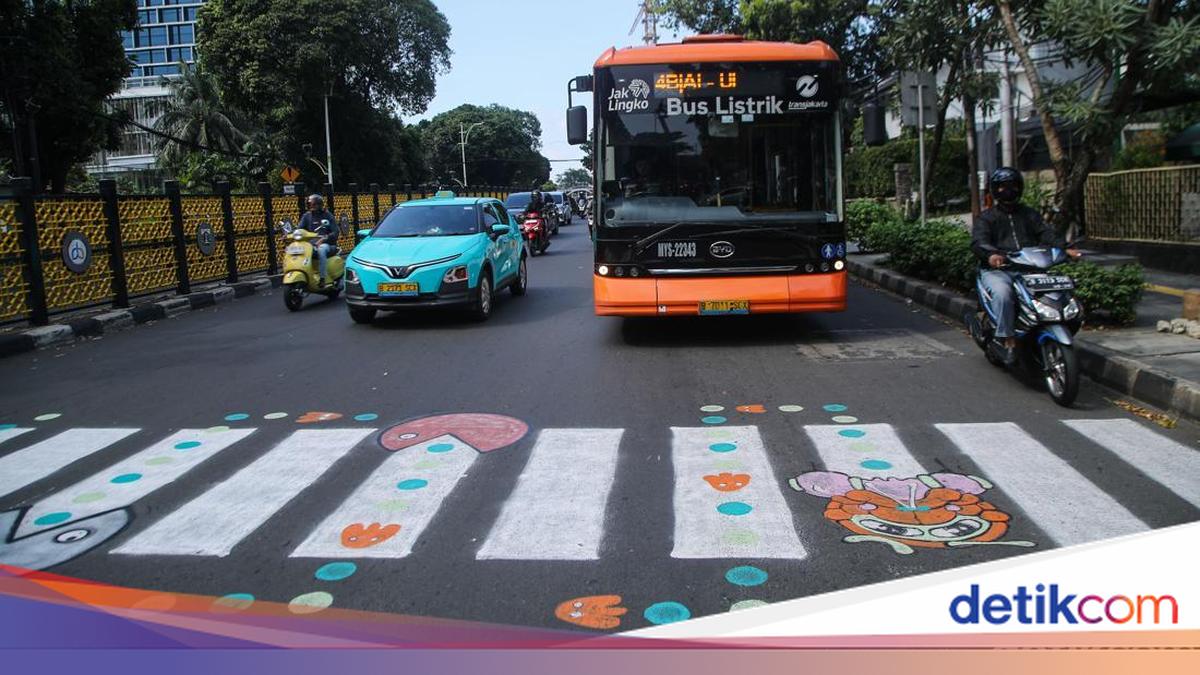 Zebra cross buatan warga di Pancoran dikabarkan akan dibongkar, memicu kritik terhadap kondisi fasilitas penyeberangan di Jakarta.

#detikFoto
