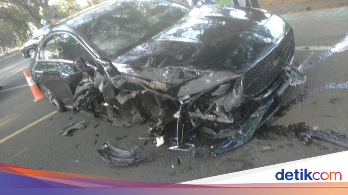 Tabrakan Mercy Vs Xpander hingga Ringsek di Serpong, 1 Orang Terluka