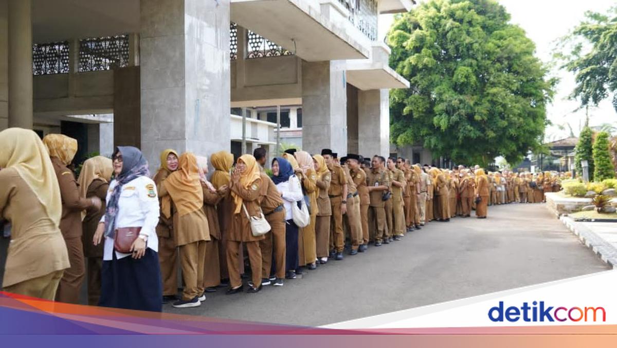 Perdana Kerja Usai Lebaran, Wali Kota Cilegon Tekankan Kedisiplinan ASN