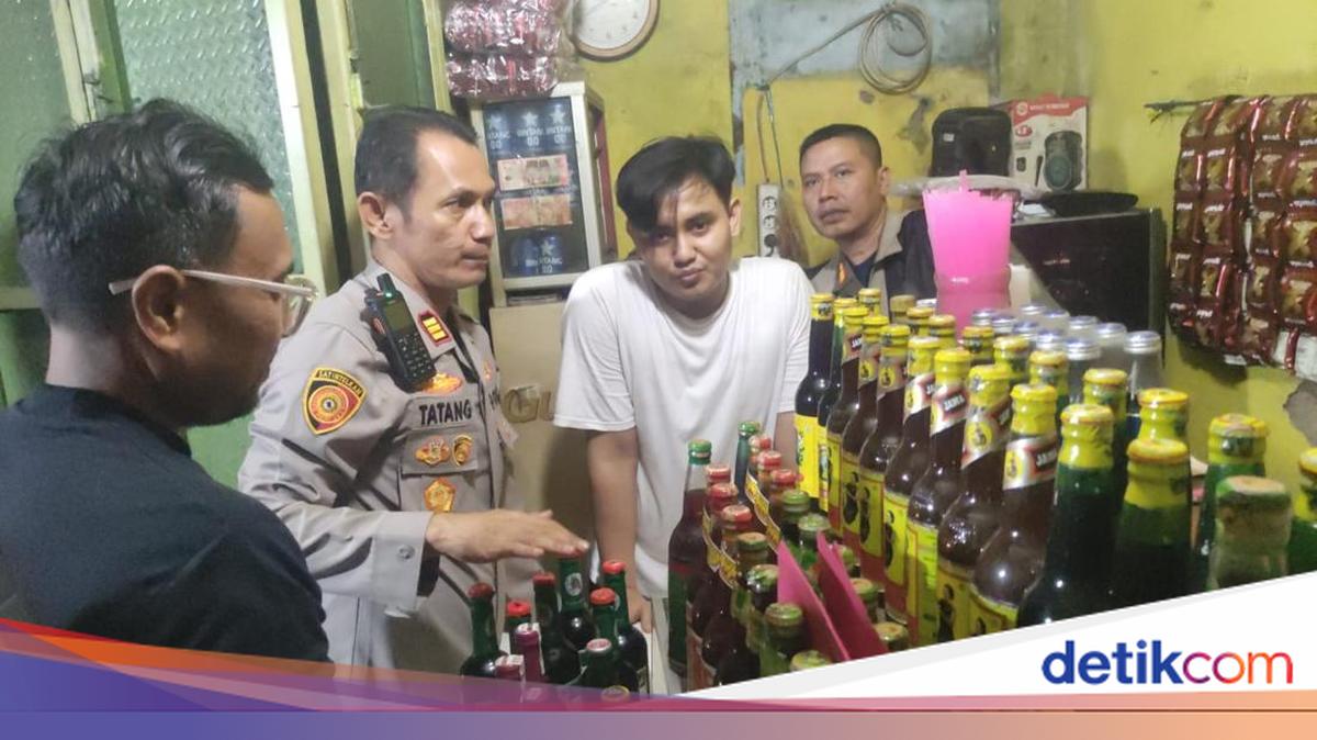 Polres Serang Razia Warung Jamu, Sita Puluhan Botol Miras dan Tuak