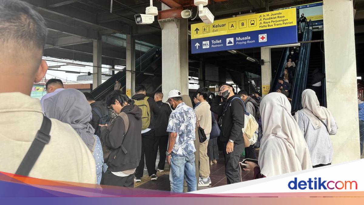 Stasiun Bekasi Kembali Dipadati Penumpang di Senin Pertama Usai Libur Lebaran