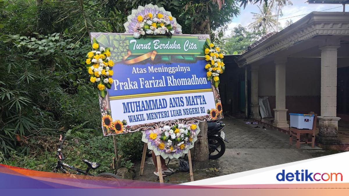 Seorang anggota TNI yang menjadi Pasukan Perdamaian PBB di Lebanon gugur akibat serangan Israel di Lebanon. Anggota TNI tersebut ialah Praka Farizal Romadhon asal Kulon Progo. Berikut fakta-fakta di balik gugurnya anggota TNI tersebut.

Via @detikjogja_