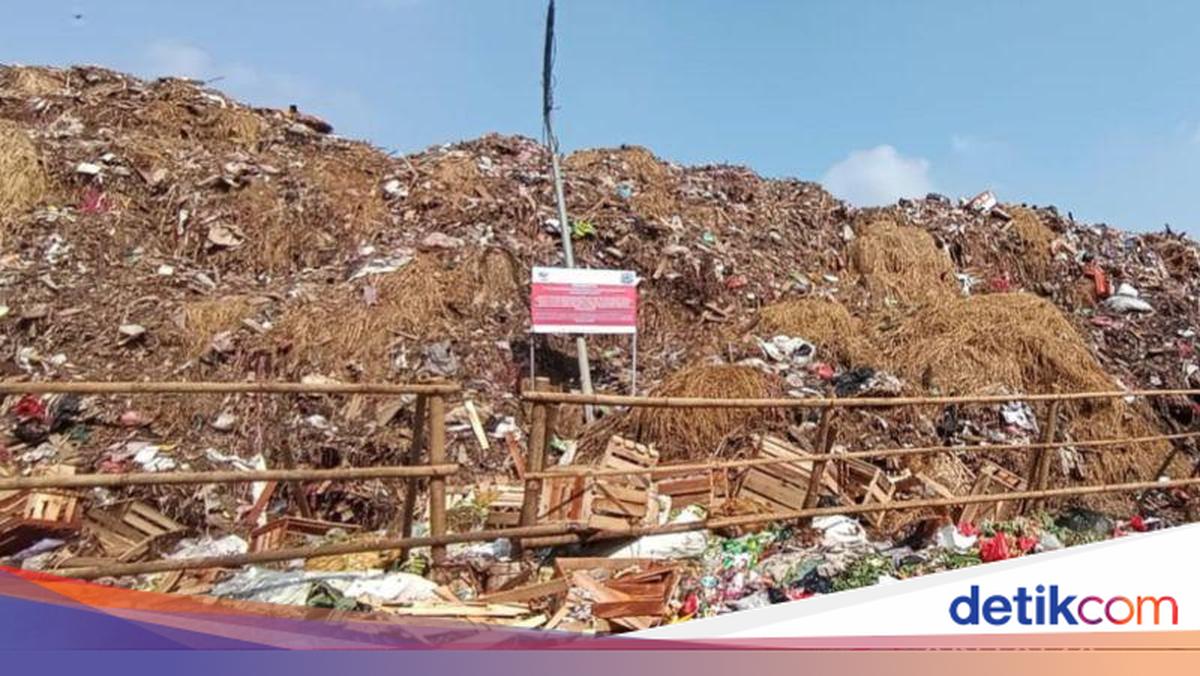 Selama 3 Hari, 20 Truk Dikerahkan Angkut Sampah Menggunung di Pasar Kramat Jati