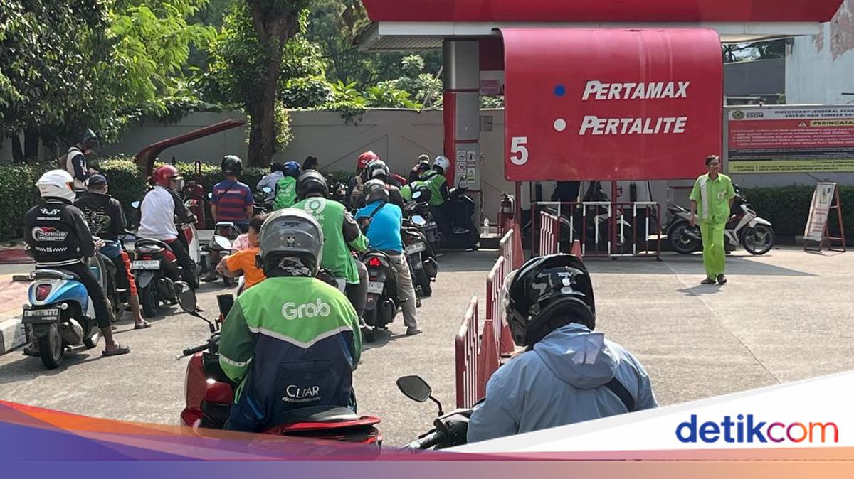 Khawatir BBM Naik, Ojol Serbu SPBU!