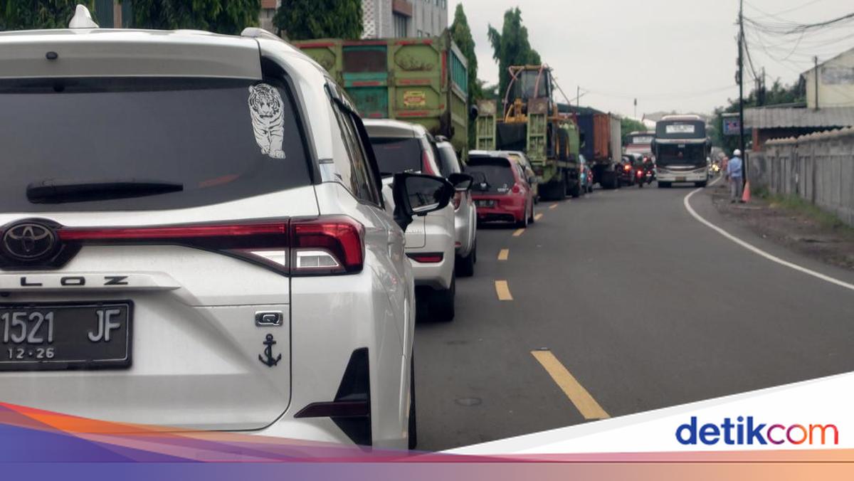 Kendaraan Antre Panjang di Pelabuhan Merak Imbas Bakauheni Padat