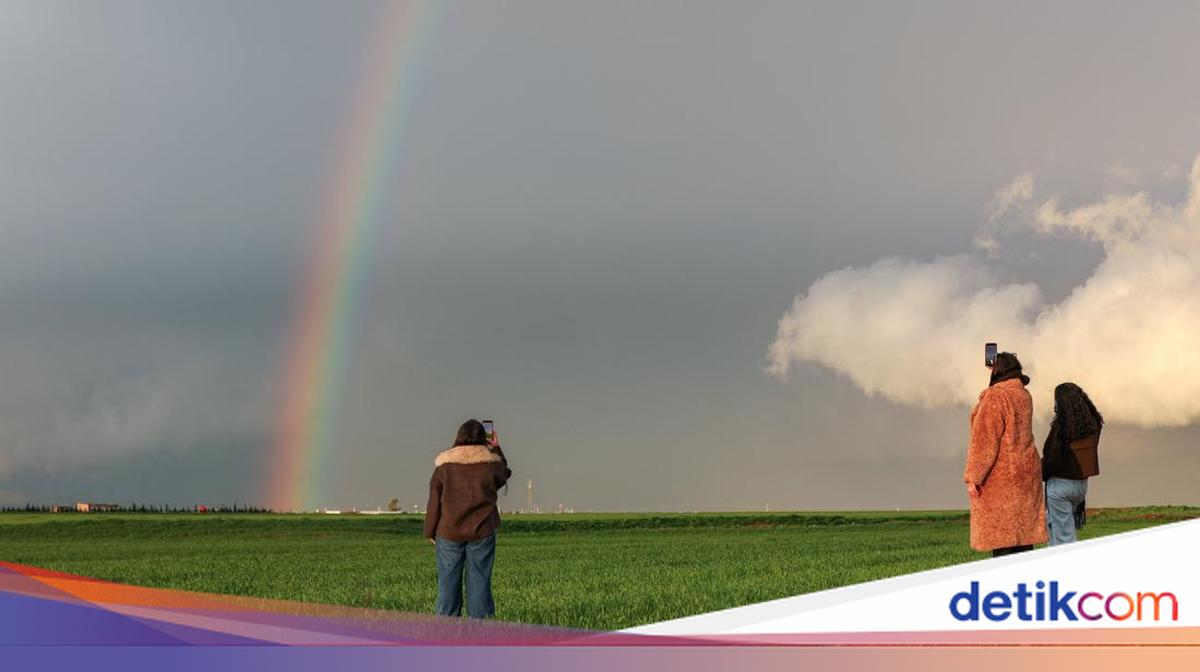 Langit Qamishli Berwarna! Pelangi Muncul, Warga Ramai-ramai Foto