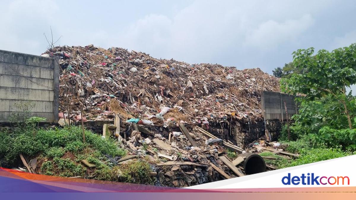 Gunungan Sampah Pasar Kramat Jati Bikin Tembok Jebol, Warga Ngeluh Bau