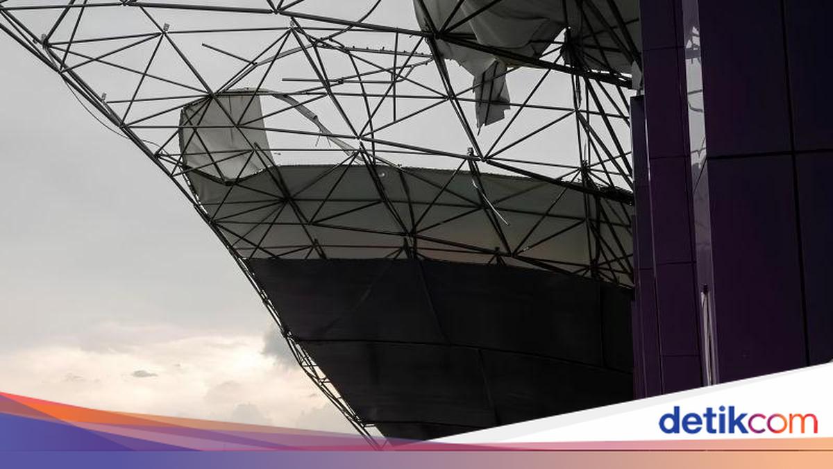 Angin Puting Beliung Bikin Atap Stadion Rusak-Pohon Tumbang di Tangerang