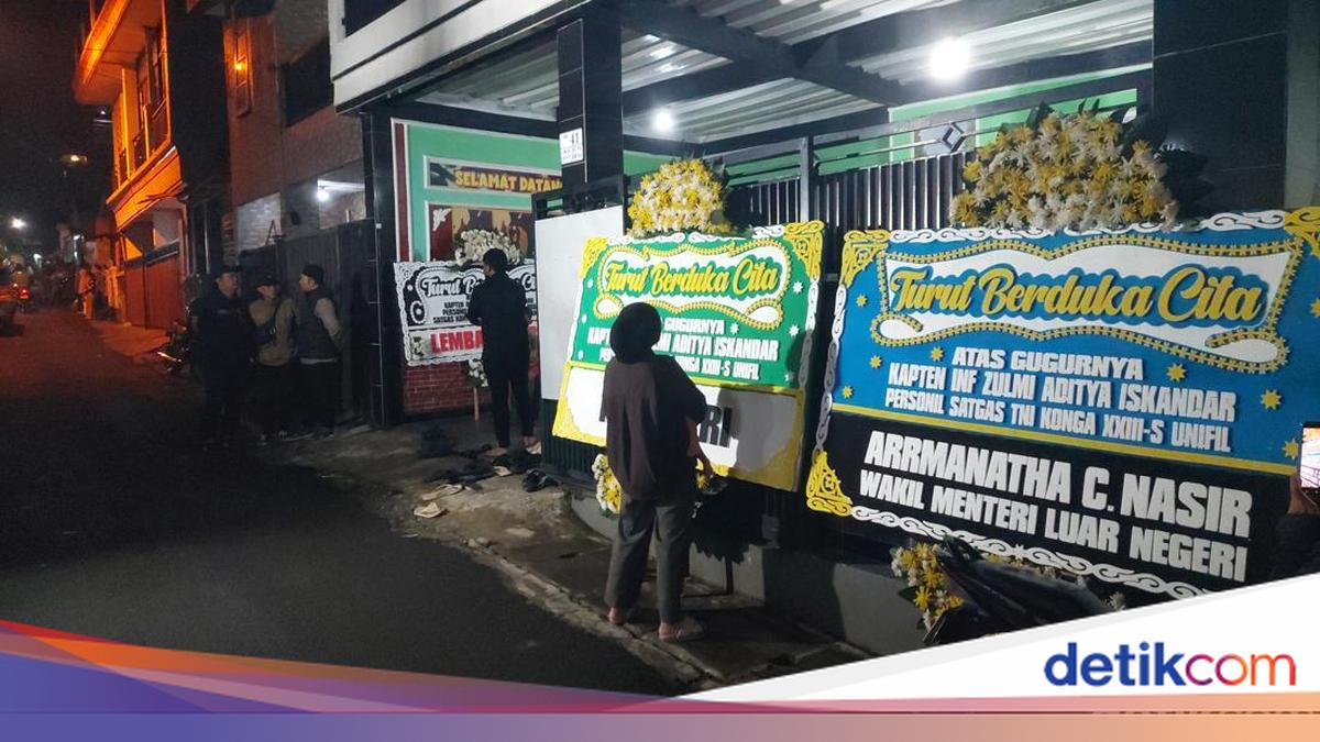 Kapten Inf Zulmi Aditya Iskandar gugur dalam misi perdamaian di Lebanon Selatan. Keluarga dan pelayat berkumpul di rumah duka di Cimahi. 

Via @detikjabar_