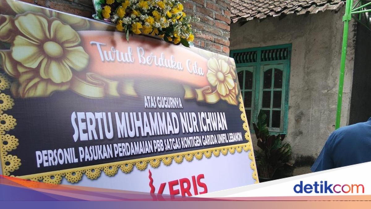 Sertu Ichwan yang bergabung dalam pasukan perdamaian PBB gugur terkena ledakan di Lebanon. Mendiang berasal dari Magelang. Berikut ulasan lengkapnya!

Via @detikjatengcom