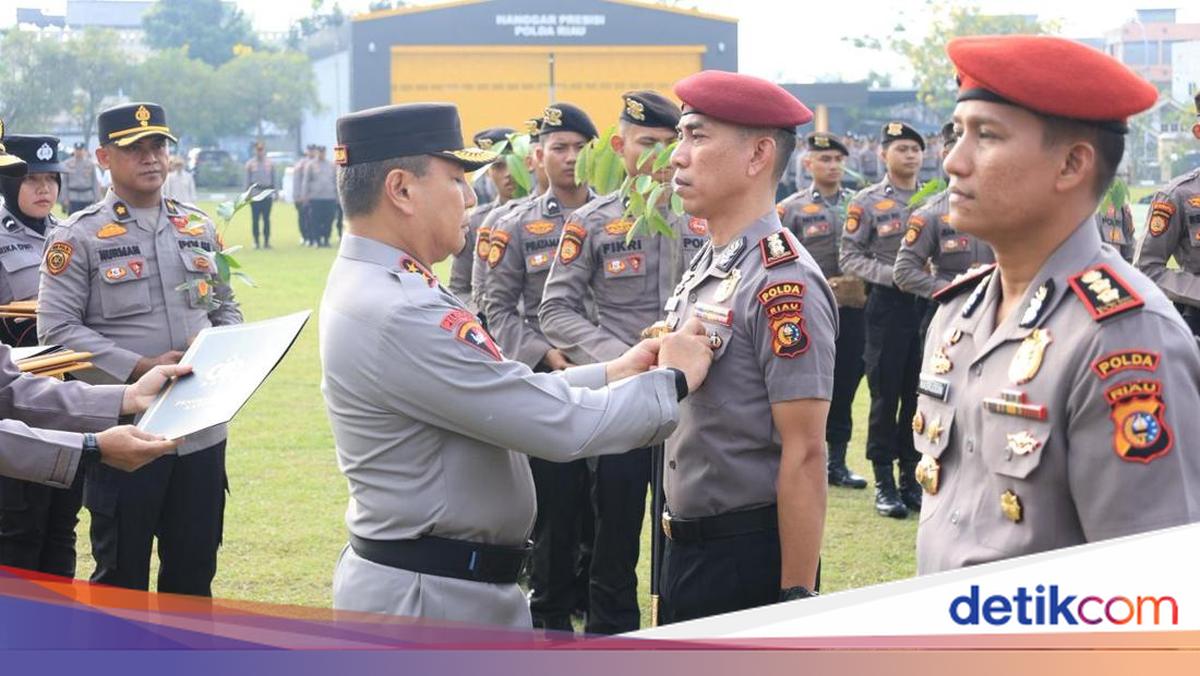 Polda Riau Ganjar 161 Sosok Berdedikasi: Dari Penjaga Lingkungan hingga Pemberantas Narkoba, 52 Raih Pin Emas Kapolri 161 Personel Polda Riau Terima Penghargaan, 52 Diganjar Pin Emas Kapolri