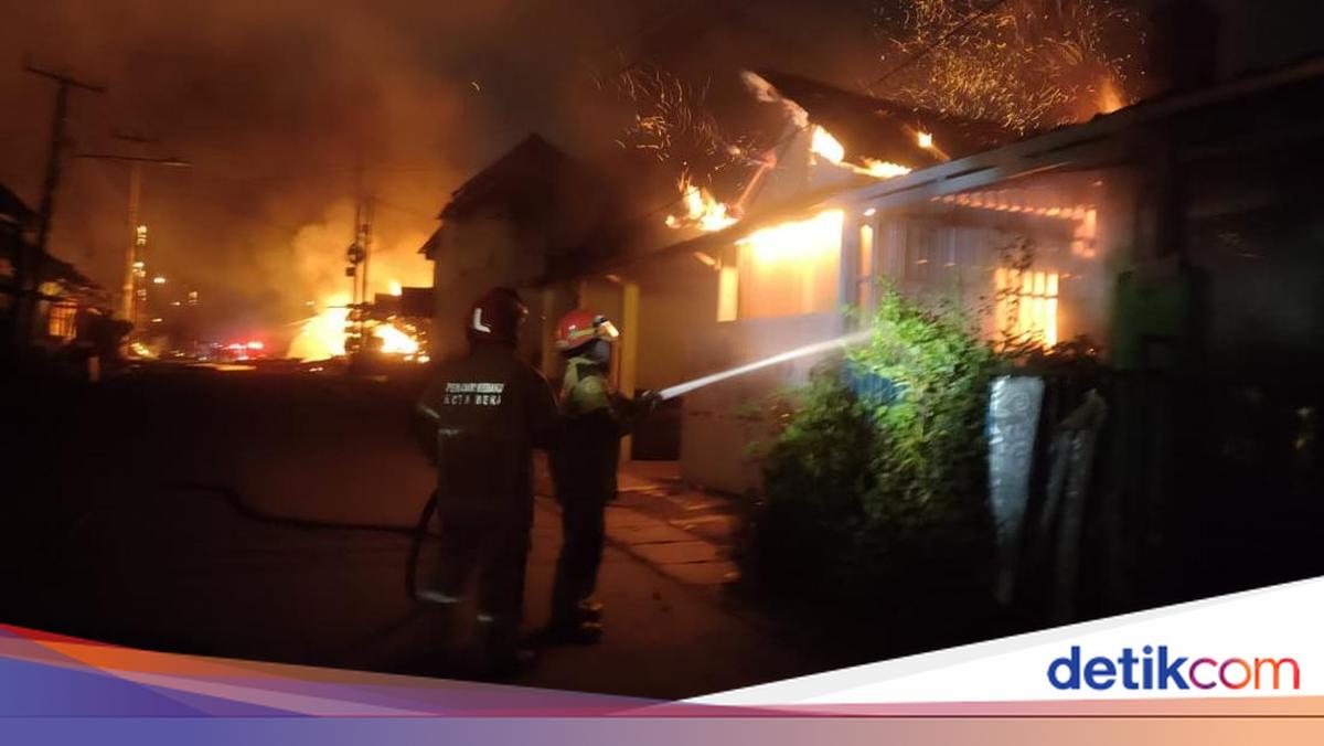 Kebakaran melanda Stasiun Pengisian Bulk Elpiji di Bekasi, menyebabkan 12 orang terluka parah. Korban dirawat intensif, kebakaran berhasil dipadamkan.