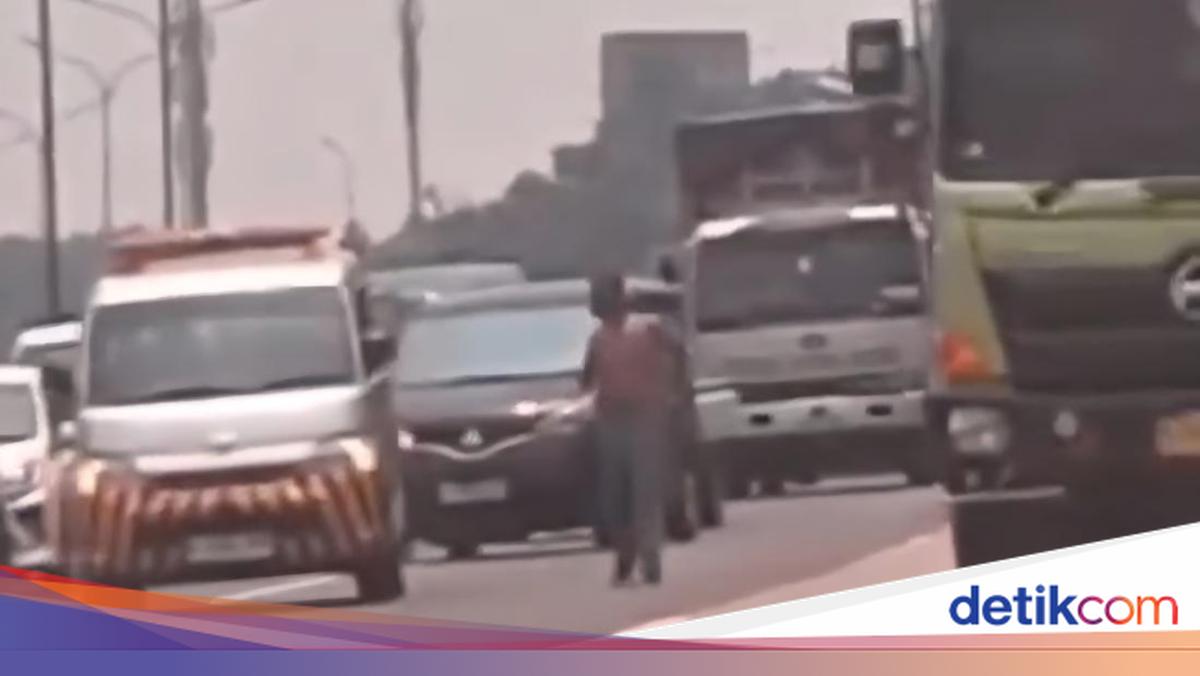 Viral Pria ODGJ Santai Jalan Kaki di Tol Jagorawi Bikin Lalin Macet