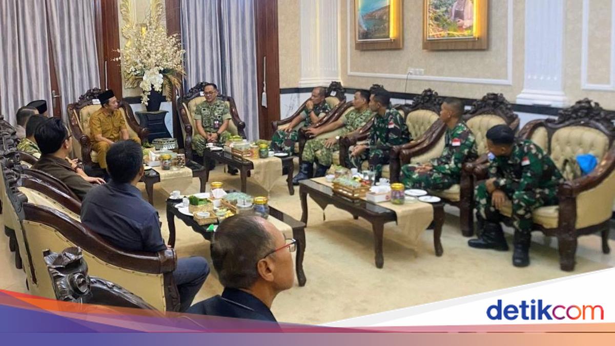 Ratusan personel TNI dari Batalyon 514 Rader Bondowoso akan segera diberangkatkan ke Lebanon. Tugas tersebut ternyata disambut galau oleh para istri anggota TNI.

Via @detikjatim_